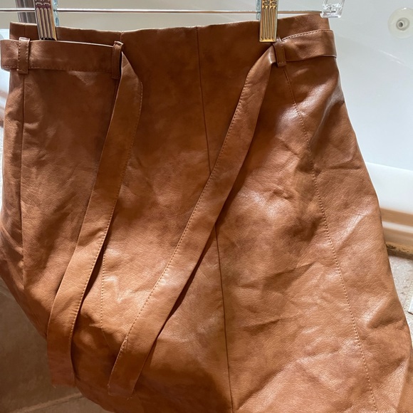 BCBG a Carmel leather skirt only worn 2x. Gorgeous with boots ! - Picture 4 of 9